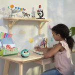 Echo Dot Kids Schreibtisch